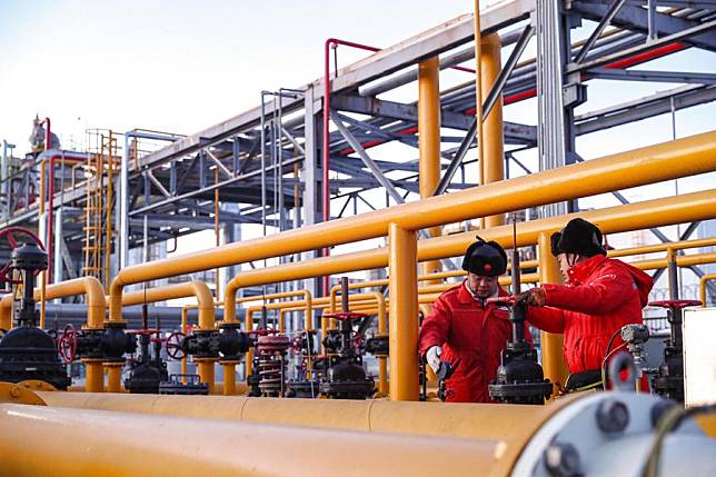 Workers check pipelines at a natural gas company of Daqing Oilfield in northeast China's Heilongjiang Province, Jan. 3, 2025. Daqing Oilfield, one of China's largest oil production bases, announced Friday that its natural gas production exceeded 6 billion cubic meters in 2024, achieving steady growth for a 14th consecutive year. (Photo by Ma Ke/Xinhua)