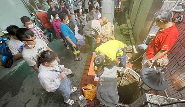 海安宮取午時水，湧現排隊人潮。（記者陳治交攝）