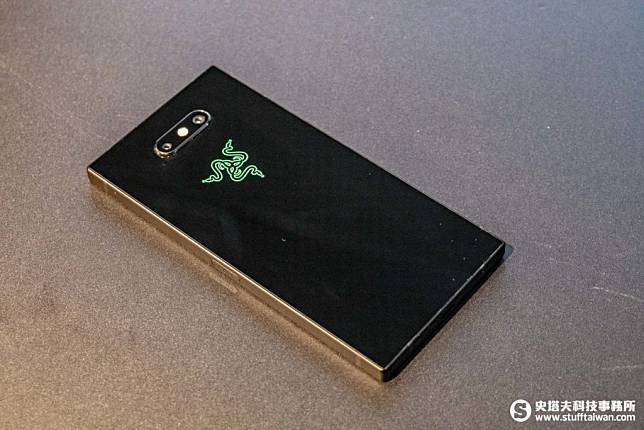 ▲ Razer Phone 2背部LOGO可自訂1680萬種顏色（圖／Matt Kan攝）