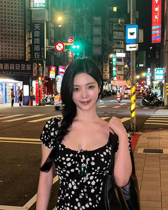 尹廈情（윤하정）憑《單身即地獄》走紅後，曾來台擔任開球嘉賓，並曬出街景照。（圖／翻攝自尹廈情 IG）