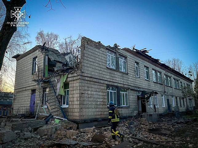 烏克蘭首都基輔25日遭到戰爭爆發以來最大規模的無人機襲擊，造成至少5人受傷。(圖：X平台@olgatokariuk)