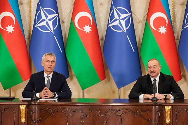 北約祕書長史托騰柏格17日在巴庫，和亞塞拜然總統阿利耶夫舉行記者會。 (圖:NATO)