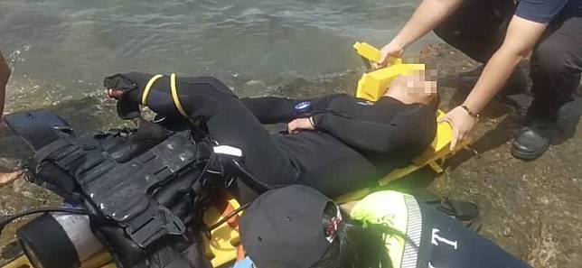 吳姓潛水教練左小腿慘遭1艘正要出港漁船螺旋槳切斷，還好斷肢及時被消防隊員尋獲，被送往醫院進行接植手術，手術順利。(記者林嘉東翻攝)