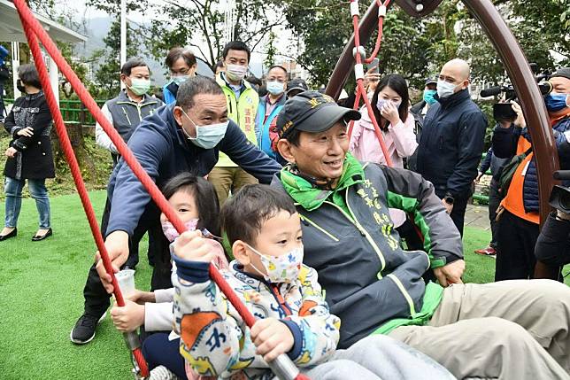 汐止康誥坑公園改造全齡化暨特色共融遊戲場四日啟用，新北市長侯友宜推鳥巢鞦韆與民眾同樂。　（記者吳瀛洲攝）