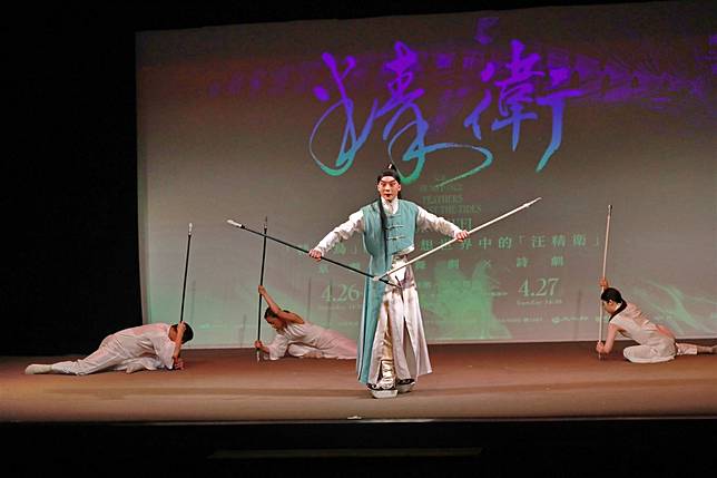 李家德飾演「汪精衛」靈魂，以一黑一白的雙槍花，象徵天使與惡魔，展現自我的探問。（記者黃朝琴攝）