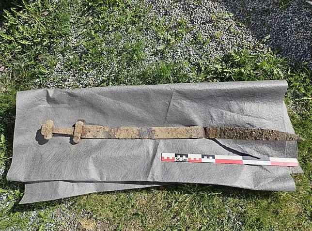 挪威6歲男童在校外教學時，意外發現一把距今約1300年的古代單刃劍，經考古學家鑑定後，確認年代早於維京時代。（翻攝Kulturarv i Innlandet臉書）