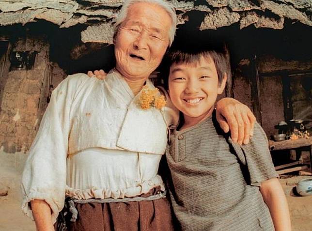 因演出2002年韓國電影《有你真好》而聞名的金亦芬（左），傳出在昨（17日）與世長辭。（翻攝自IMDB網站）