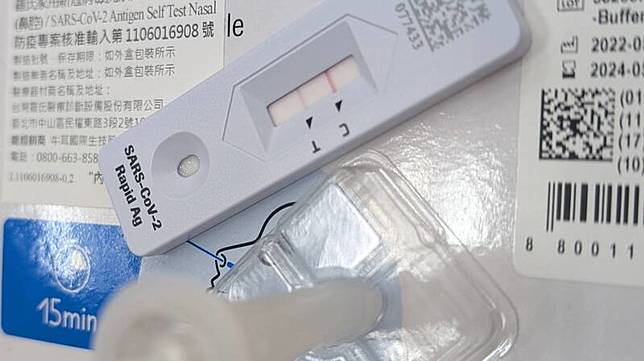 近期國內COVID-19疫情升溫，不少人有呼吸道症狀就 急尋快篩，想確認是否確實感染COVID-19。圖為快篩 陽性示意圖。 中央社記者曾以寧攝 114年5月31日
