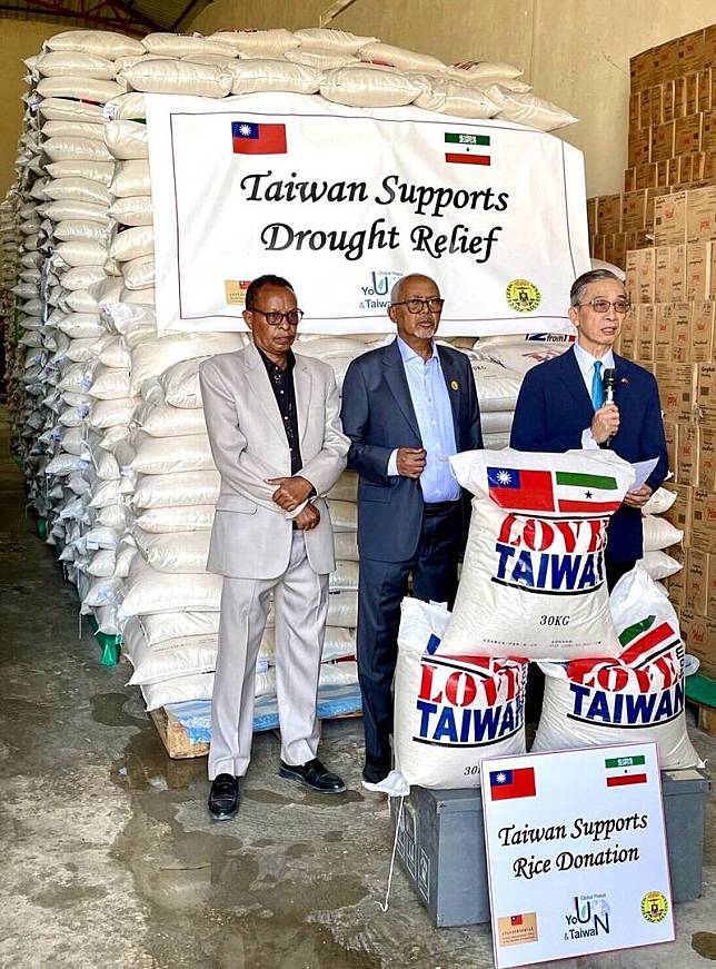 我駐索馬利蘭代表處28日捐贈300噸食米，協助索馬利蘭抗旱。(取自索馬利蘭代表處臉書)