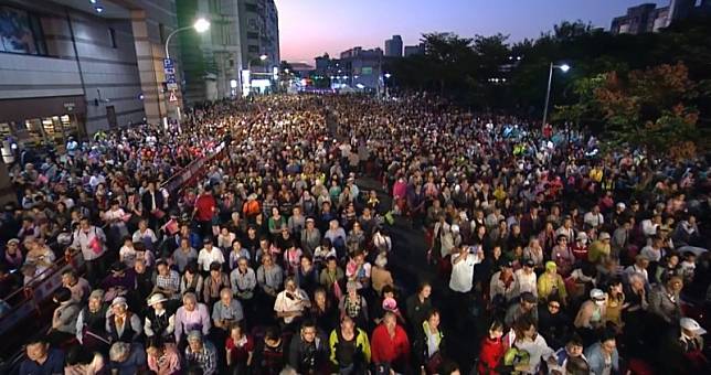 總統蔡英文在傍晚抵達台北競選總部現場，現場人數已經爆棚。(圖擷取自蔡英文臉書)