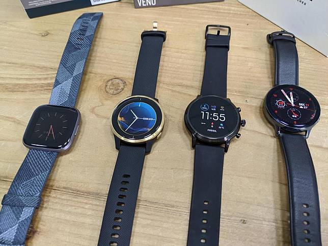 由左至右分別為 Fitbit Versa 2、Garmin Venu、Fossil Gen 5、Galaxy Watch Active 2(圖／記者黃肇祥攝)