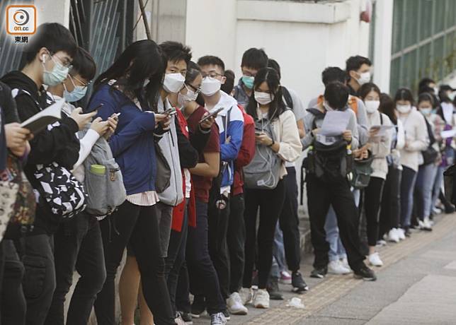 等待入場的考生未有保持若干社交距離。(黃仲民攝)