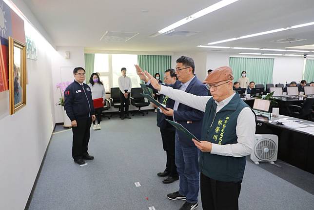 市政府新任秘書處處長黃國照、農業局局長李芳林及都市發展局局長林榮市政會議中宣誓就職。（市府提供）