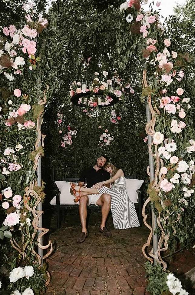 泰勒絲（右）和崔維斯（左）正式步入禮堂。（翻攝taylorswift IG）