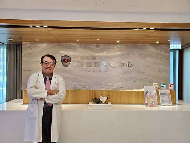 陳柏旭51歲晉升教授職位、購入夢寐以求的賓士名車自我犒賞之際，卻被診斷出罹患脂肉瘤，他當時說「真的是抱著車子哭」。(圖/翻攝自Carl Chen臉書)