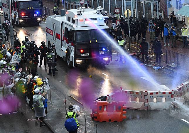 水炮車向路障射水。