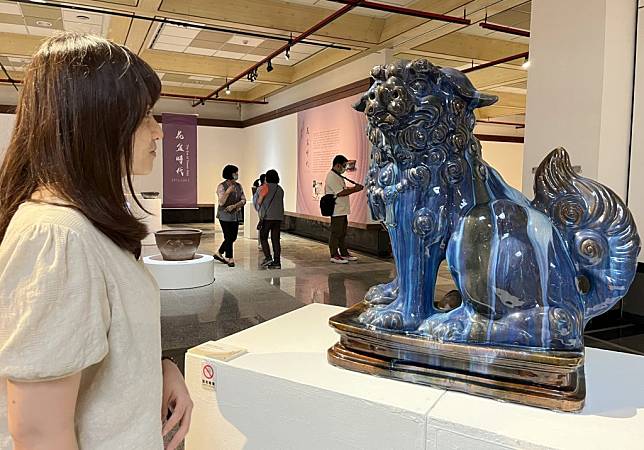 民眾參觀林添福紀念展作品藍寶石湧泉立獅。（記者陳金龍攝）