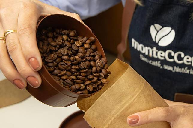 A worker packages coffee beans at a growers' cooperative in Minas Gerais, southeastern Brazil, Nov. 7, 2023. (Xinhua/Wang Tiancong)