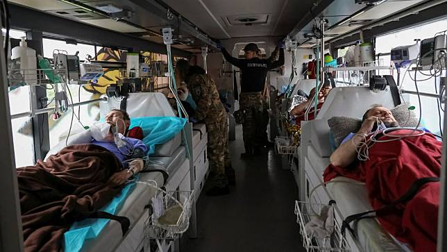 烏克蘭醫療巴士從巴赫姆特前線，運送傷兵後撤。路透社