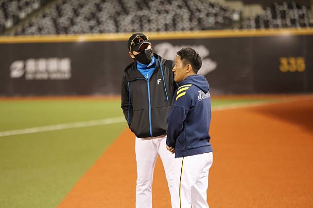 賽前和新庄剛志「情報交流」 　平野惠一感謝對方總說台灣好