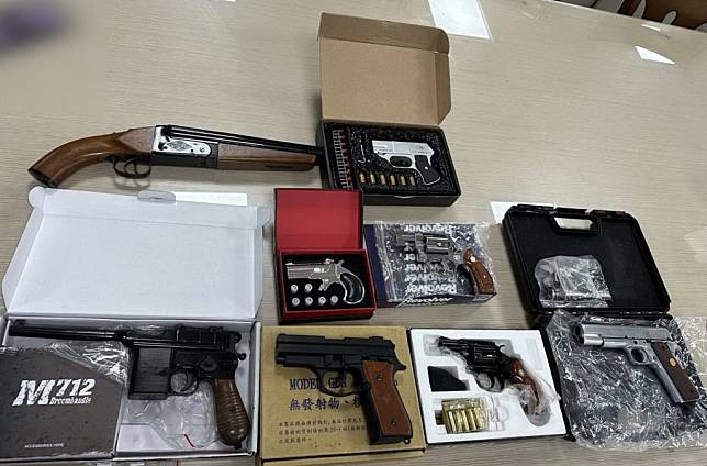 中市警方掃黑肅槍，查獲罕見的「仿古槍」（圖左上）。　　　　　　　　　（記者陳金龍翻攝）