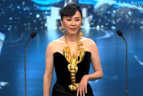 劉嘉玲昨晚在香港金像獎的龍蝦裝成為最大亮點。(翻攝自微博)