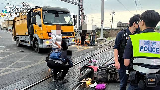 屏東縣佳冬鄉平交道旁發生死亡車禍，88歲騎士遭垃圾車撞飛不治。（圖／TVBS）