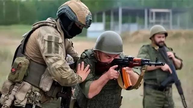 瓦格納軍團協助訓練白俄羅斯士兵。 圖：翻攝自騰訊網／第一軍情
