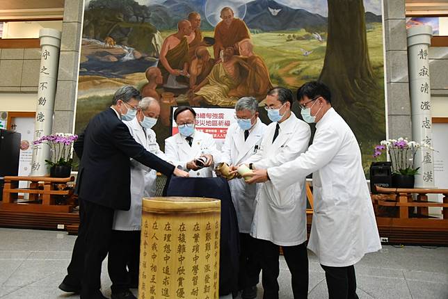 大林慈濟醫院由賴寧生院長以及高級主管帶領同仁募心募愛。