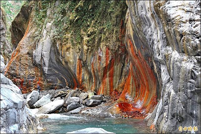 霧台哈尤溪因富含鐵質，形成壯麗的七彩岩壁，成為近年熱門秘境。(記者邱芷柔攝)