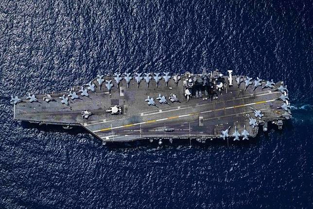 「卡爾文森號」是首艘可以同時搭載F-35C匿蹤戰機與CMV-22B旋翼機的航艦，它的作戰配備代表著美國海軍未來十年的主力航艦打擊群模式。(取自美國國防部推特@DeptofDefense)