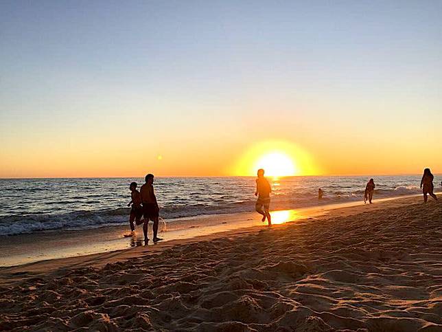 Praia de Faro有絕美的夕陽景色。Photographer | Serina Su