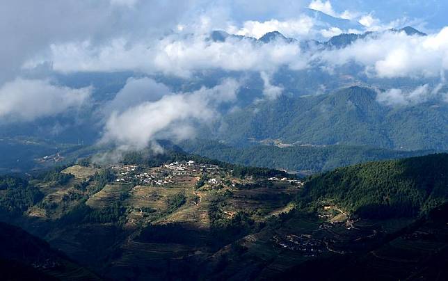 Photo taken on Nov. 28, 2015 shows the scenery of the national nature reserve in Ailao Mountain in Jingdong County, southwest China's Yunnan Province. (Xinhua/Lin Yiguang)