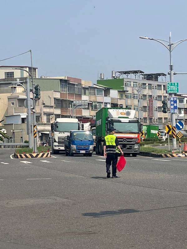 高雄市警察局交通警察大隊3日指出，警方從4日起針 對林園區沿海路大型車輛規劃為期1個月的專案執法 勤務，將特別針對闖紅燈及車輛是否依規定裝設行車 視野輔助系統，且能否正常使用等違規項目加強稽查 取締。 （高雄市交通警察大隊提供） 中央社記者洪學廣傳真 113年5月3日