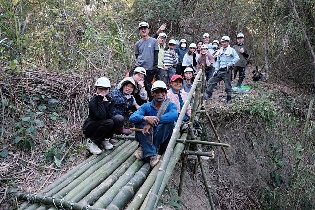 南台科大師生團隊與左鎮區牛港嶺當地民眾在後坑古道搭竹橋。 （賴孟鈴提供）