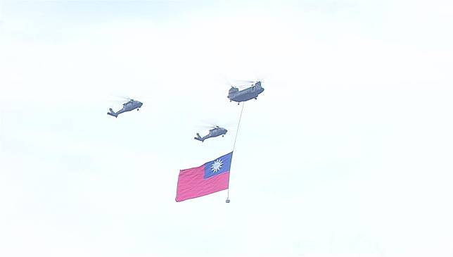 520就職典禮最後彩排，契努克直升機吊掛巨幅國旗出場。圖／台視新聞