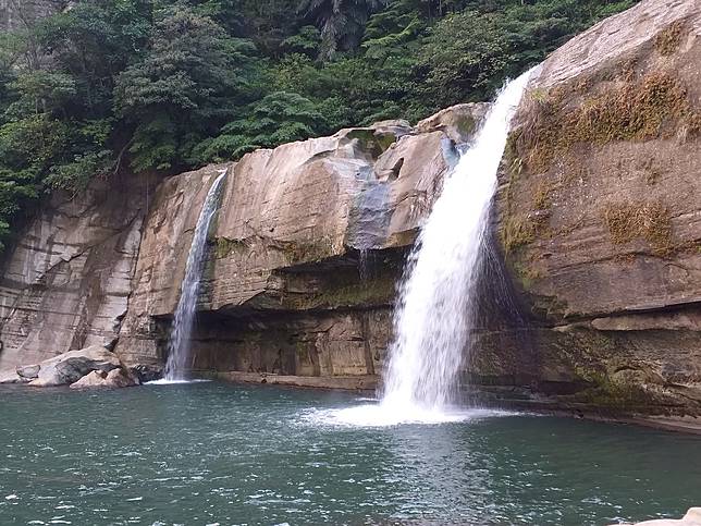 嶺腳石窟大瀑布（圖/星期五體育課） 