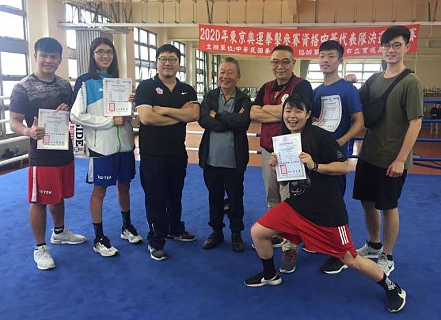 輔大拳擊隊成為東京奧運拳擊培訓隊最大班底 （左一：甘家葳、左二：黃筱雯、左三：劉宗泰、右三：鄭文斌、右二：陳柏奕）。官方提供