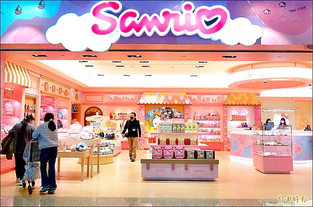 第二航廈C2候機室旁，讓全球Hello Kitty迷為之瘋狂的Hello Kitty專賣店趕在連假前改裝開幕。(記者朱沛雄攝)