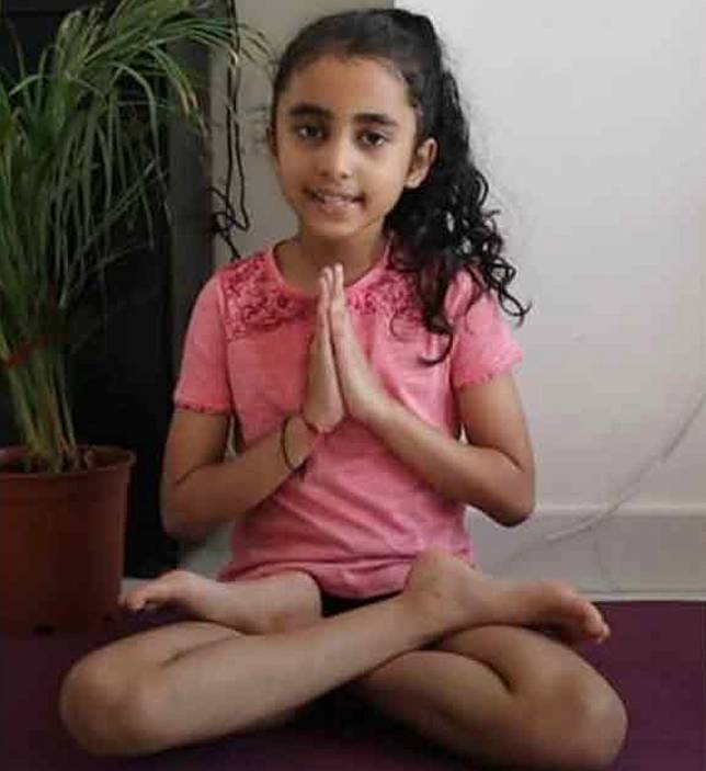 印度7歲女孩Praanvi Gupta獲健力士世界紀錄認證為「最年輕瑜伽女教練」。