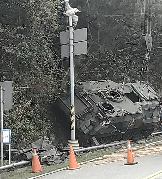 南竿守備大隊乙輛CM21人員運輸甲車因不明原因擦撞邊坡，致車身輕損。（馬防部提供）