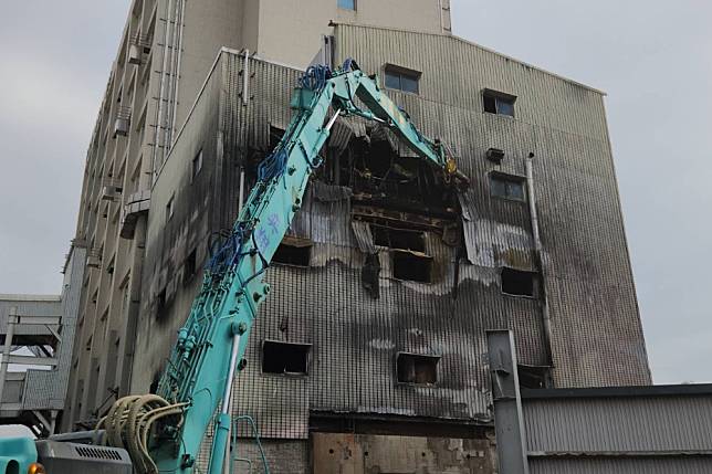 東港安泰醫院去年發生嚴重火警後，被查出大規模違建，屏東縣政府今天強制拆除。（屏東縣政府提供）