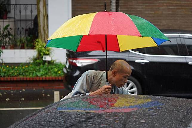 中央氣象局表示，鋒面28日晚間至29日會通過台灣地區 ，各地都有陣雨或雷雨出現的機會，其中以中部以北及東北部地區降雨情況較為明顯，甚至在北部地區有較大雨勢發生的機率。 中央社記者徐肇昌攝 110年4月28日  
