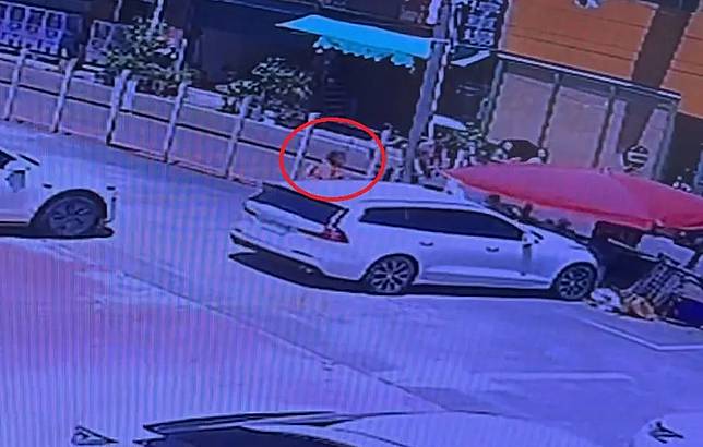 鹿港天后宮附近1處停車場，駕駛停車時誤踩油門衝撞炸粿攤，所幸70多歲炸粿嬤剛好往攤位旁邊移動，躲過一劫。民眾提供