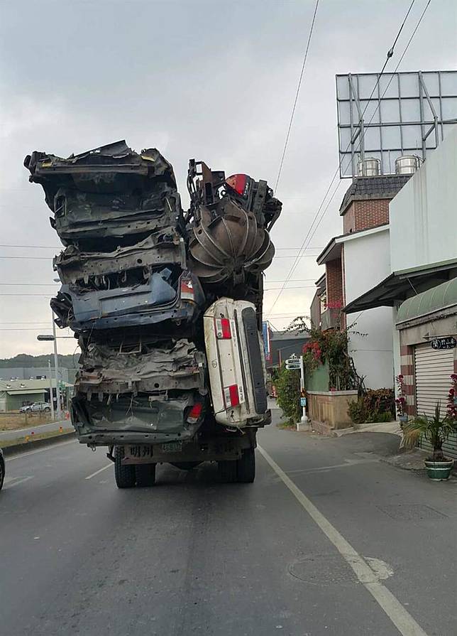 大樹區出現貨車超載乘載6輛報廢車  嚇壞用路人