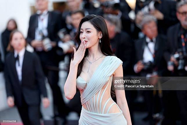 นักแสดงสาวสวยตะลึงในลุคพรมแดง