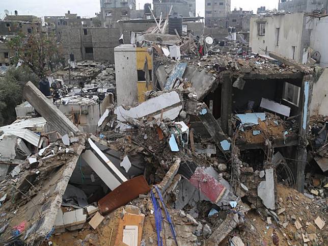 以色列戰車挺進加薩北部賈巴利亞當地難民營的中心，空襲也摧毀了許多房屋。