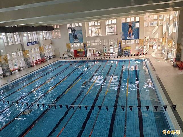 新竹市新科國運中心游泳池，11月初有女泳客在游泳時遭誤認水母漂，後由救生員進行CPR，經搶救送醫仍不治。(記者洪美秀攝)