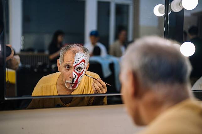 Ghaffar Pourazar makes up before a Peking Opera performance in Beijing, capital of China, Sept. 30, 2024. (Xinhua/Ren Ke)