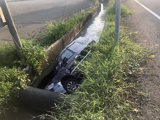 無照駕駛汽車衝入排水溝造成駕駛及乘客共四人擦挫傷。（記者張翔翻攝）